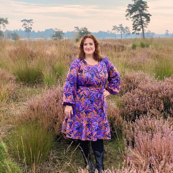 Baumwollsatin Purple Lush Leaves von Nerida Hansen